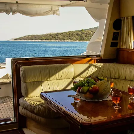 Botel Motoryacht Paradise 2 *