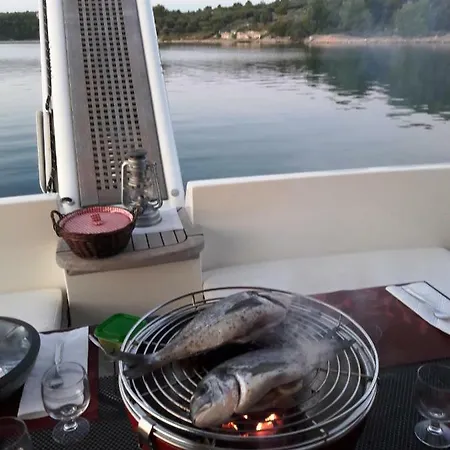 Botel Motoryacht Paradise 2 *